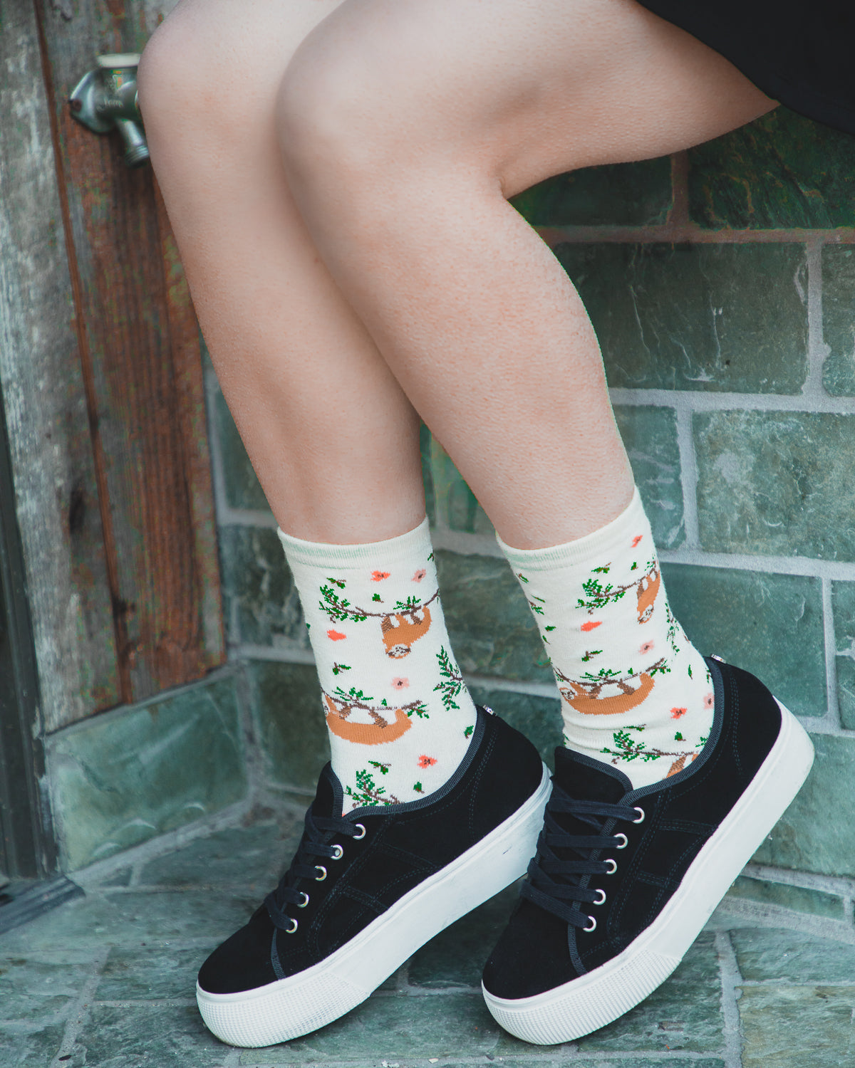 Regnsncox | Bamboo Blend Crew Socks with Sloth and Floral Pattern
