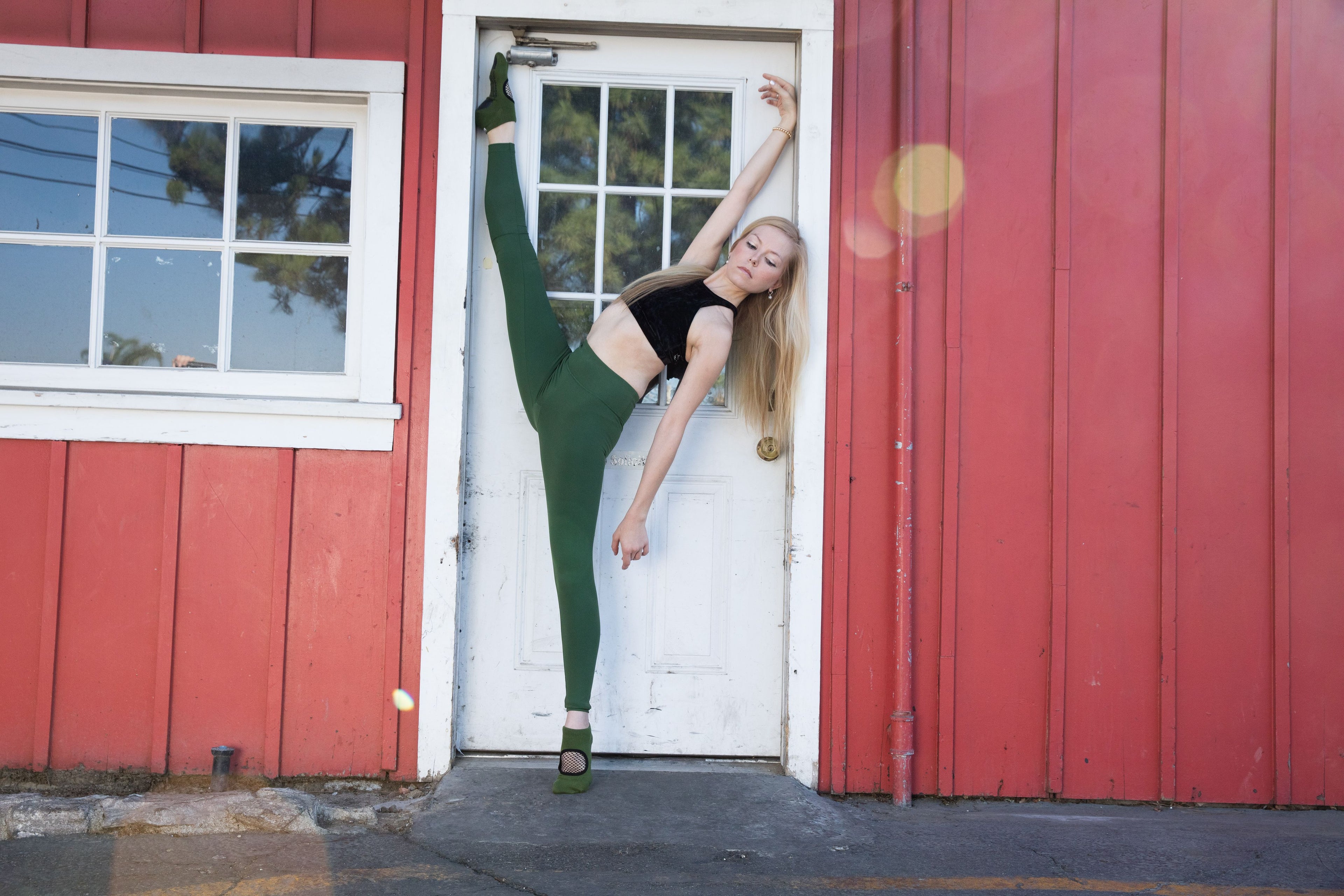 Regnsncox | Closed Toe Grip Socks with Circular Mesh Ventilation  Phish Net Closed Toe Grip Sock